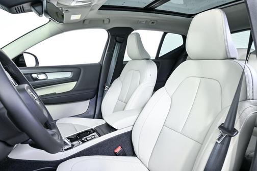 2026 Volvo XC40 Plus, B5 AWD Gas (mild hybrid), Dark