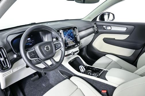 2026 Volvo XC40 Plus, B5 AWD Gas (mild hybrid), Dark