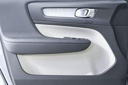 2026 Volvo XC40 Plus, B5 AWD Gas (mild hybrid), Dark