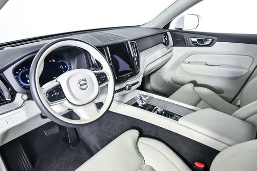 2023 Volvo XC60 B5 Ultimate Bright Theme