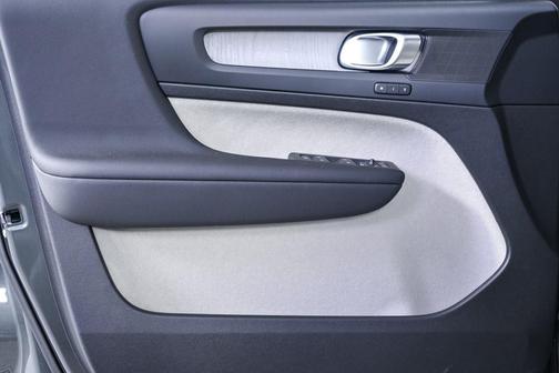 Forest Lake 2026 Volvo XC40 Plus, B5 AWD Gas (mild hybrid), Dark