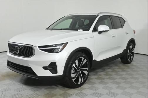 2025 Volvo XC40 B5 Plus Bright Theme