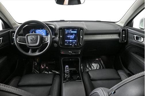 2025 Volvo XC40 B5 Plus Bright Theme