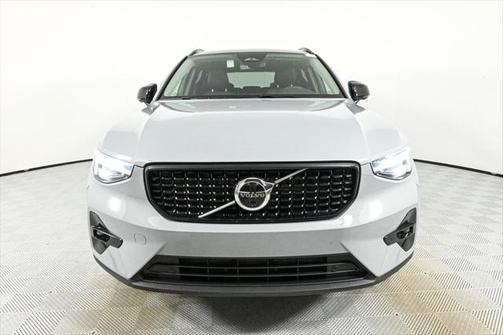 2025 Volvo XC40 B5 Ultra Dark Theme