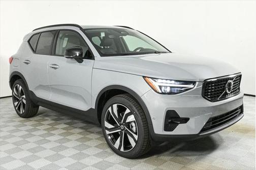 2025 Volvo XC40 B5 Ultra Dark Theme