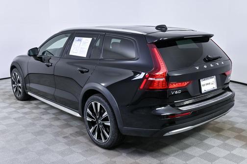 2024 Volvo V60 Cross Country B5 Ultimate