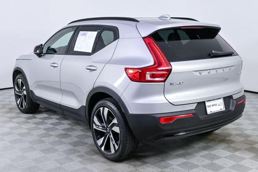 Silver Dawn Metallic 2025 Volvo XC40 B5 Plus Dark Theme