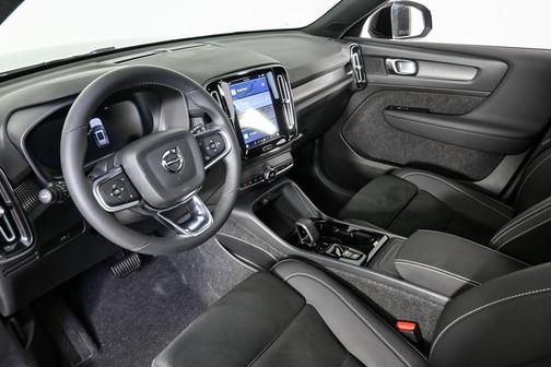 2025 Volvo XC40 B5 Plus Dark Theme