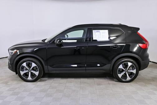 2025 Volvo XC40 B5 Plus Dark Theme