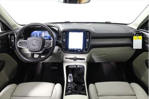 2025 Volvo XC40 B5 Plus Bright Theme