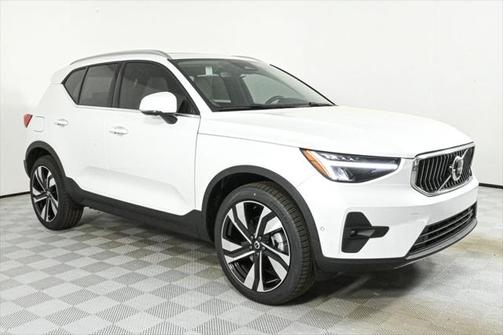 2025 Volvo XC40 B5 Plus Bright Theme