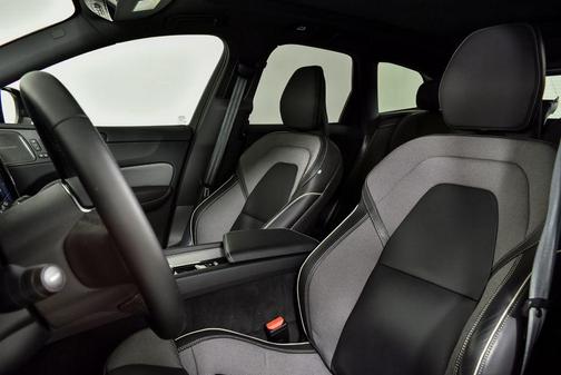 2024 Volvo XC60 Recharge Plug-In Hybrid T8 Ultimate Dark Theme