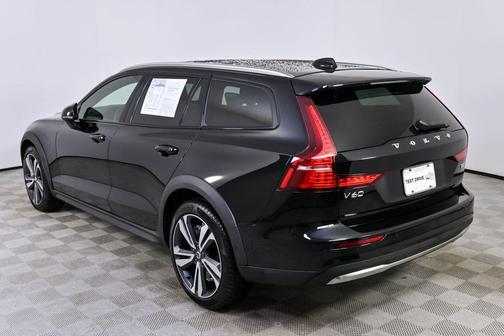 2025 Volvo V60 Cross Country Plus, B5 AWD Gas (mild hybrid)