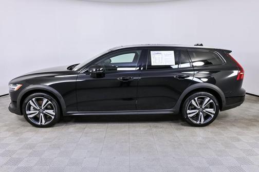 2025 Volvo V60 Cross Country Plus, B5 AWD Gas (mild hybrid)