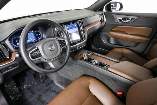 2025 Volvo V60 Cross Country Plus, B5 AWD Gas (mild hybrid)