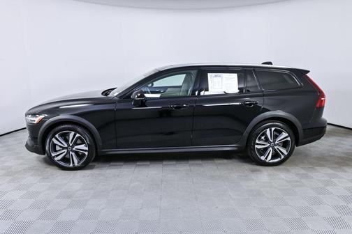 Onyx Black Metallic 2025 Volvo V60 Cross Country Plus, B5 AWD Gas (mild hybrid)