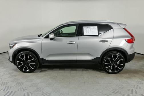 2024 Volvo XC40 B5 Ultimate Bright Theme