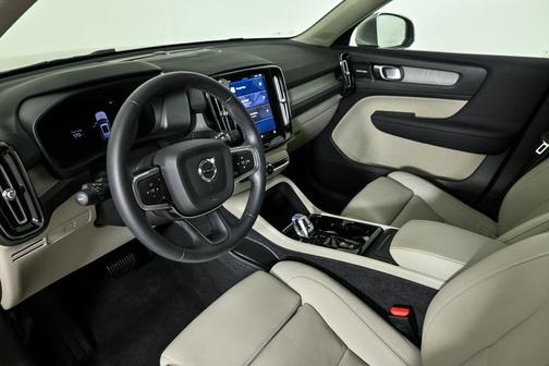 2024 Volvo XC40 B5 Ultimate Bright Theme