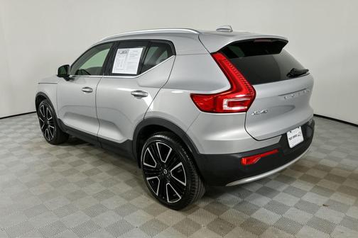 2024 Volvo XC40 B5 Ultimate Bright Theme