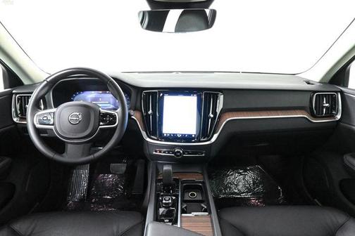 2023 Volvo V60 Cross Country B5 Plus