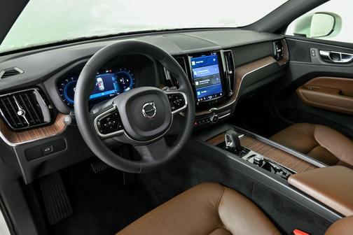 2023 Volvo XC60 B5 Plus Bright Theme