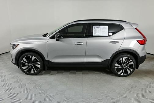 2023 Volvo XC40 B5 Ultimate Dark Theme
