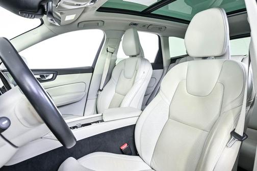 Crystal White Metallic 2021 Volvo XC60 T5 Inscription