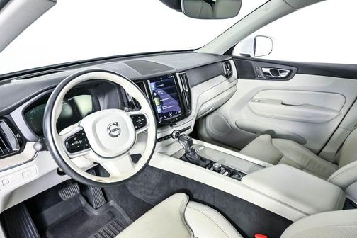 Crystal White Metallic 2021 Volvo XC60 T5 Inscription