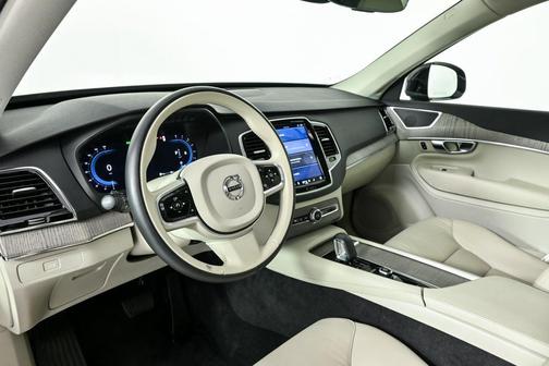 2023 Volvo XC90 B5 Plus