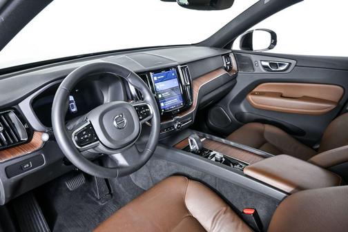 2023 Volvo XC60 B5 Plus Dark Theme