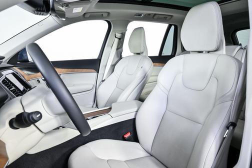 2022 Volvo XC90 T5 Momentum
