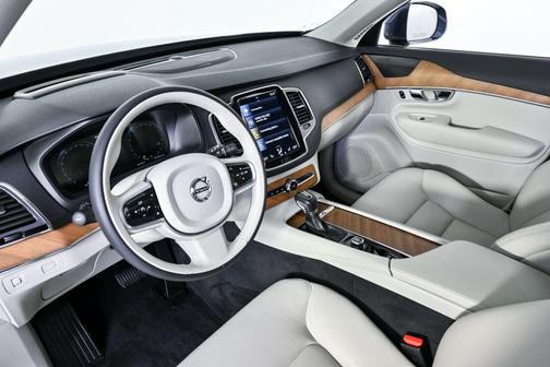 2022 Volvo XC90 T5 Momentum