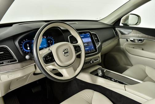 2023 Volvo XC90 B5 Plus