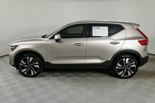 2023 Volvo XC40 B5 Plus Bright Theme