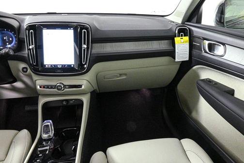 2025 Volvo XC40 B5 Ultra Dark Theme