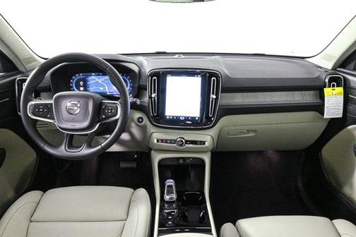 2025 Volvo XC40 B5 Ultra Dark Theme
