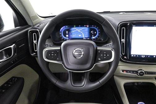 2025 Volvo XC40 B5 Ultra Dark Theme