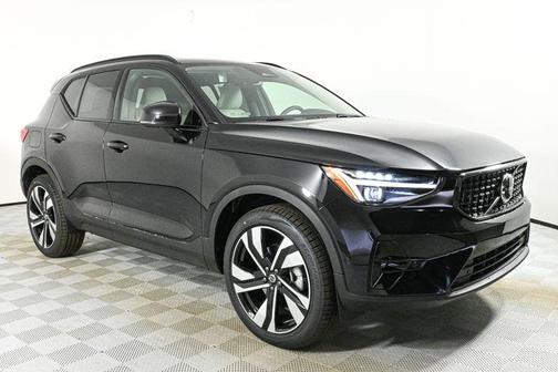 2025 Volvo XC40 B5 Ultra Dark Theme