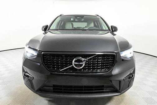 2025 Volvo XC40 B5 Ultra Dark Theme