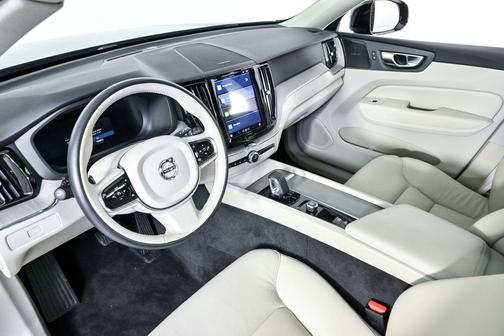 2023 Volvo XC60 B5 Plus Dark Theme