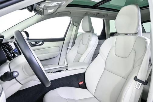 2023 Volvo XC60 B5 Plus Dark Theme