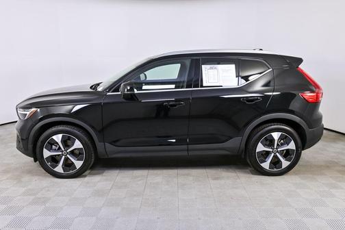2025 Volvo XC40 B5 Plus Bright Theme