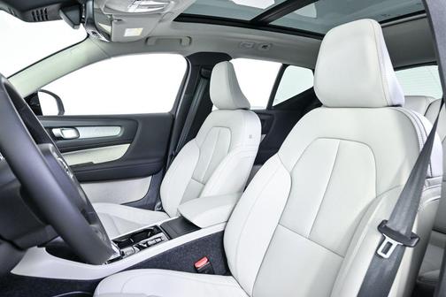Crystal White 2026 Volvo XC40 Plus, B5 AWD Gas (mild hybrid), Dark