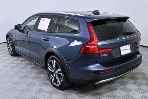 2025 Volvo V60 Cross Country Plus, B5 AWD Gas (mild hybrid)