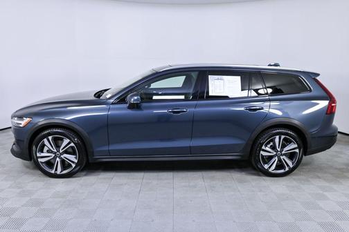 2025 Volvo V60 Cross Country Plus, B5 AWD Gas (mild hybrid)