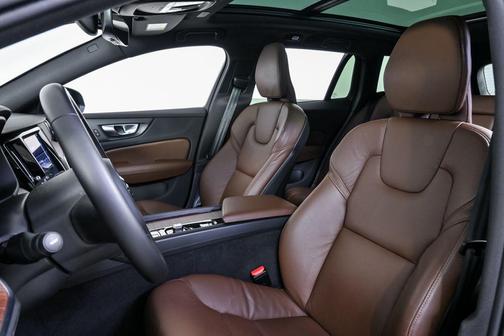 2025 Volvo V60 Cross Country Plus, B5 AWD Gas (mild hybrid)