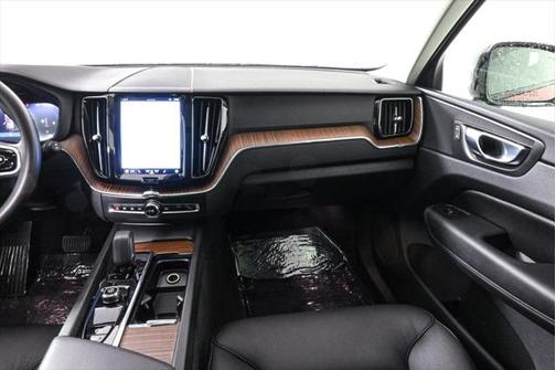 2023 Volvo XC60 B5 Plus Dark Theme