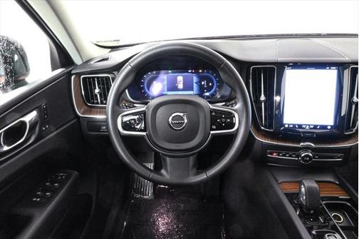 2023 Volvo XC60 B5 Plus Dark Theme
