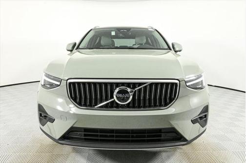 2025 Volvo XC40 B5 Ultra Bright Theme