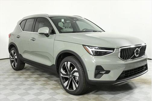 2025 Volvo XC40 B5 Ultra Bright Theme